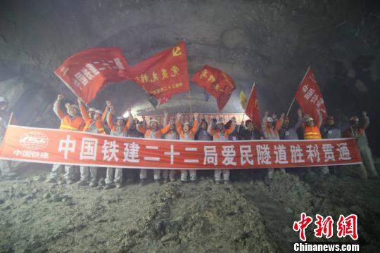 图为贯通仪式现场。(王智海)