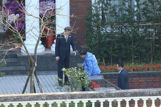 1516069747153647.jpg 陈水扁登门时,李登辉事情室主任王燕军在门口迎候。(图片来源:台媒)