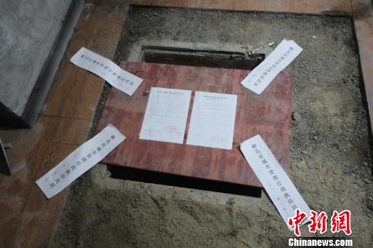 图为车库地窖入口被查封 朱开健 摄