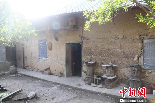 覃远奉住的还是上个世纪50年代的土坯房 梁剑 摄
