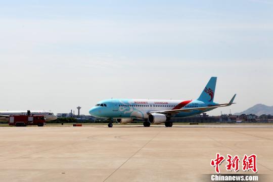 1月22日开始,乘坐长龙航空所有航班的旅客,均可在空中继续使用手机。 长龙航空 供图 摄