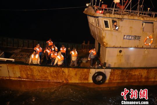 惠州海域一渔船发生碰撞 粤港接力10渔民获救　王欣　摄