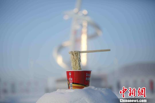 用筷子挑起的方便面冻成“冰川” 王平 摄
