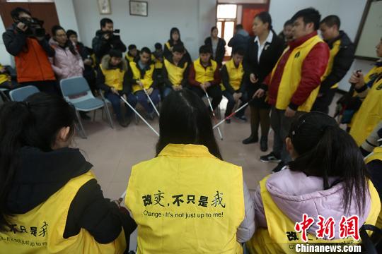 视障学生在导师的指导下学习。 泱波 摄 全国各地盲人学生在南京开启“视障奇葩成长营”之旅