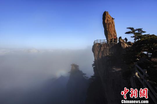 1月23日,安徽省黄山风景区现“佛光”奇景,这一自然奇观持续了一个多小时。 叶永清 摄
