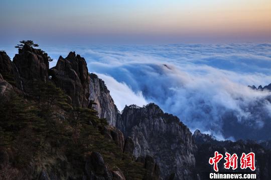 1月23日,安徽省黄山风景区现“佛光”奇景,这一自然奇观持续了一个多小时。 叶永清 摄