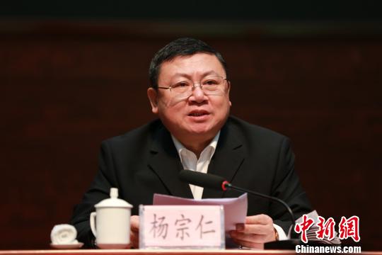 图为杨宗仁在内蒙古高级人民法院副处级(四级高级法官)以上干部大会上讲话 内蒙自治区高级人民法院供图