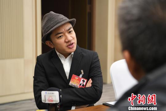 图为王祖蓝接受记者采访。 俞靖 摄