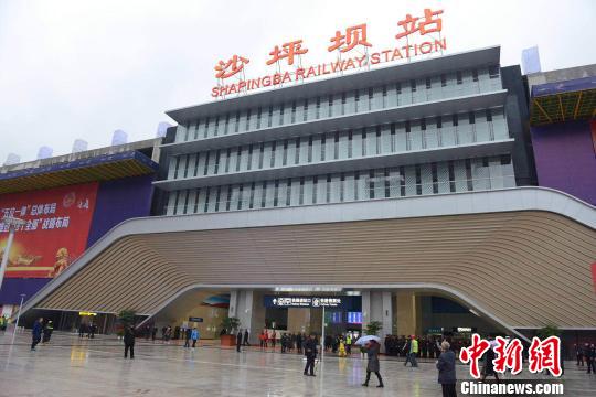 25日,成渝高铁重庆沙坪坝站投入使用。 钟欣 摄