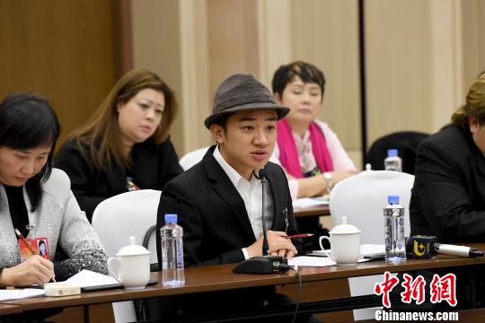 图为王祖蓝在广西壮族自治区政协十二届一次会议小组讨论中发言。　俞靖 摄