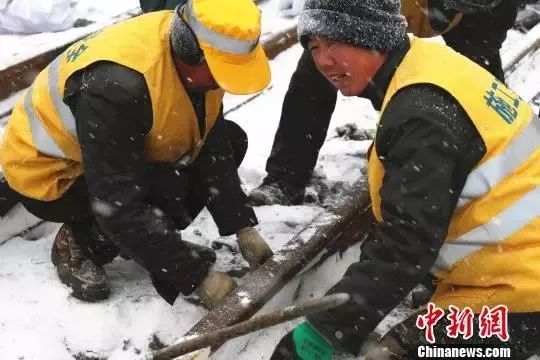 △顶风冒雪，建设者进行线路铺架施工