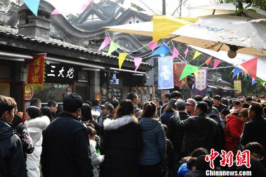 资料图:成都古街里的四川特色小吃区。 安源 摄