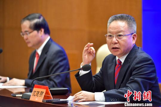 图为沈晓明答记者问。 骆云飞 摄