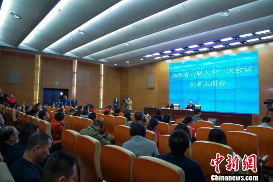 图为海南省六届人大一次会议记者见面会。 骆云飞 摄