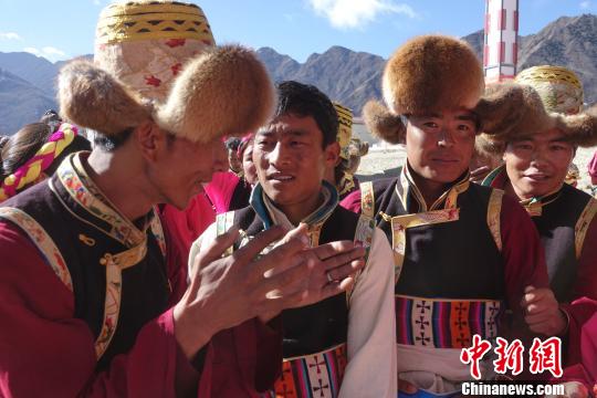 图为表演者讨论舞技。 孙翔 摄