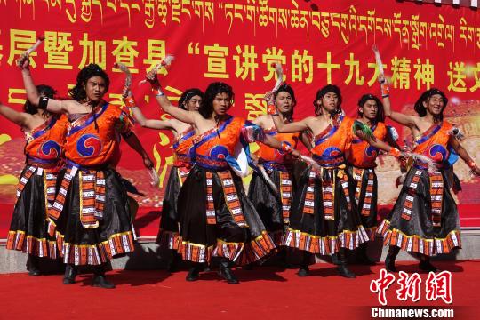卓舞在藏语中被称为“腰鼓舞”,具有千余年历史,被列入中国国家级非物质文化遗产。图为卓舞。 孙翔 摄