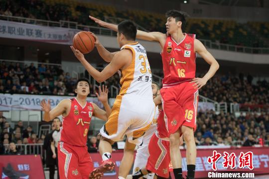 2月4日晚,山西太原,八一男篮球员防守山西男篮球员进攻。 韦亮 摄 CBA联赛 山西男篮以106:87战胜八一男篮