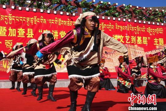 图为藏民族特色舞蹈表演。 孙翔 摄