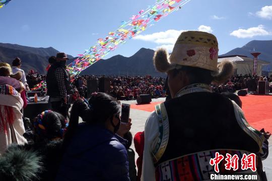 西藏山南市加查县冷达乡共康村村民观看演出。 孙翔 摄