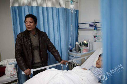 小勇的爸爸在病房照看着孩子 摄/法制晚报·看法新闻记者 黑克