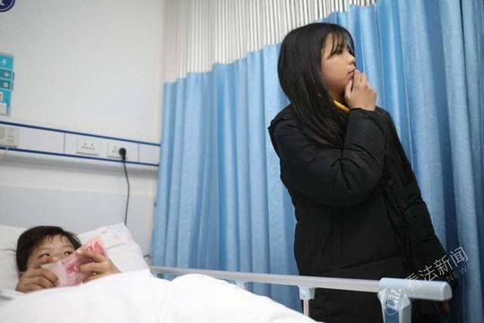 小勇拿到了当地爱心机构的善款 摄/法制晚报·看法新闻记者 黑克