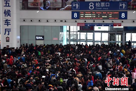 2月9日,福州火车北站旅客在候车厅排队等候检票上车。随着春节日渐临近,中国各地铁路迎来节前春运客流高峰。 张斌 摄 中国各地铁路迎来节前春运客流高峰
