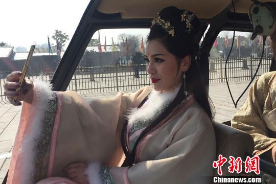 2018女春秋风衣_2018年6月12日直播录像花絮系列：佛系开箱出风衣,女粉教我玩...(2)