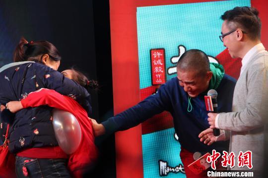 见面会上,主创与观众互动不断,许诚毅和梁朝伟不仅送上新春祝福,还亲自给观众送红包,现场气氛火热。 林冬梅 摄