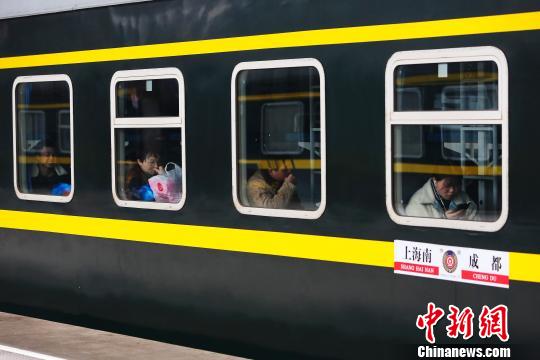 中国新闻网:春运第9日全国发送旅客7690.2万人次 同比降4.06%