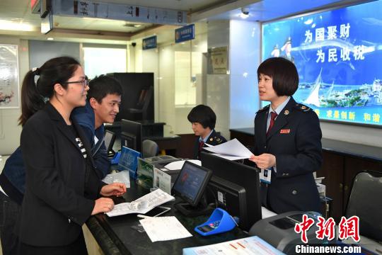 厦门市地税局办税服务厅工作人员热情为纳税人提供服务。 徐于平 摄