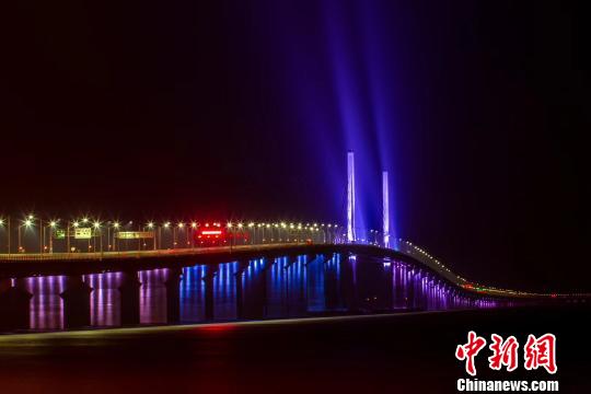 港珠澳大桥管理局13日回应港珠澳大桥将采取“三地三检”通关模式。图为港珠澳大桥主体工程全线亮灯的灯光夜景。 陆绍龙 摄
