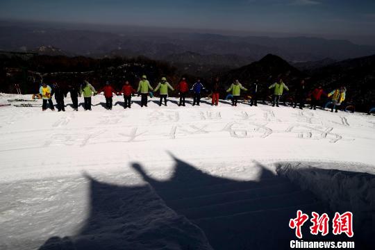 他们矗立在雪地上向母亲道歉　王中举　摄