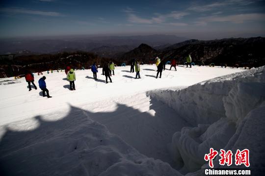 默默地在雪地上走来走去 王中举 摄