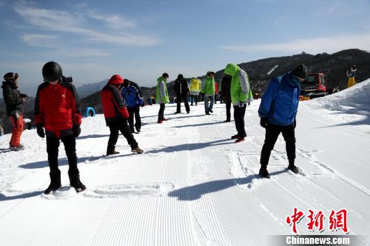 中国新闻网:滑雪场春节岗位坚守者 雪地踩字“妈妈对不起”