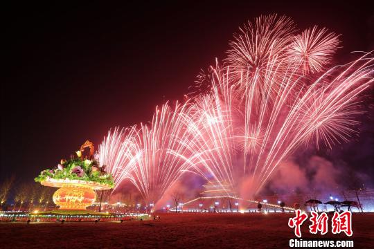 河北古城正定电子烟花秀让民众在爆竹声中找寻