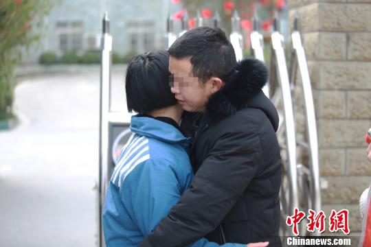 蒋某与丈夫道别。 翟乃民 摄
