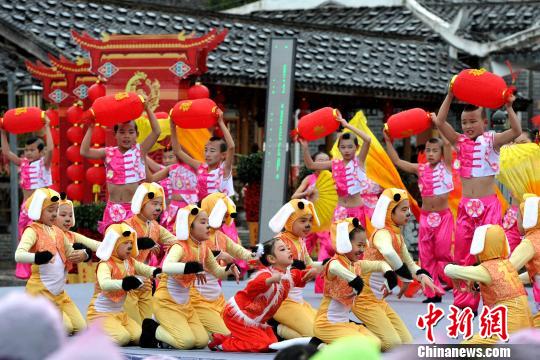 图为乡村春晚上表演的舞蹈《福娃迎春》。 张斌 摄