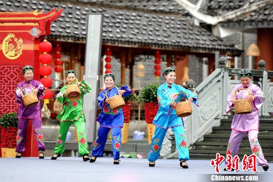图为武平县代表队表演的说逗快板《五老太说福》。 张斌 摄