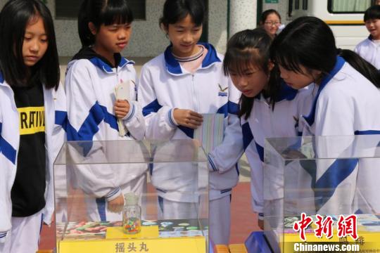 26日,广州市约200万中小学生通过不同形式开展开学“安全教育第一课”活动。图为禁毒宣传教育。 许青青 摄 广州200万中小学生开学 安全教育成第一课