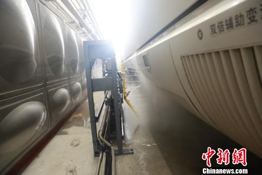 中国北疆高铁晒《动车一分钟》 纵览高寒之星独特风姿 中国北疆高铁晒《动车一分钟》 纵览高寒之星独特风姿