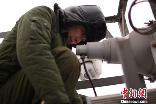 图为电工师傅检修照明灯。(孙晓梦摄)
