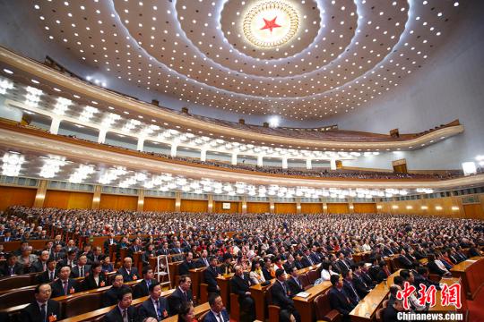 3月4日上午,第十三届全国人民代表大会第一次会议在北京人民大会堂举行预备会议。会议选举产生了十三届全国人大一次会议主席团和秘书长,通过了十三届全国人大一次会议议程。中新社记者 刘震 摄 刘震 摄