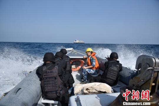 向商船输送特战队员。第二十八批护航编队供图