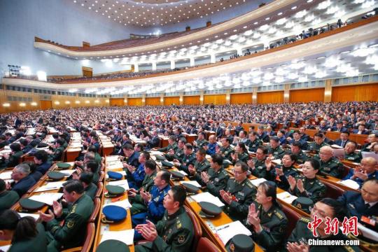 2018年3月11日,十三届全国人大一次会议在北京人民大会堂举行第三次全体会议。 中新社记者 刘震 摄 马学玲 摄