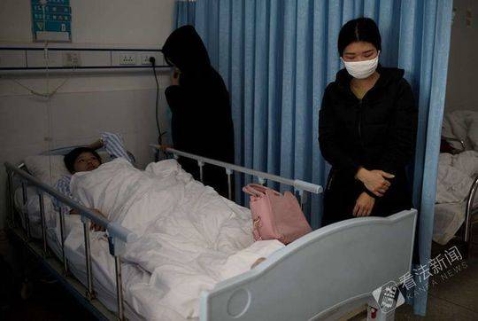 2月6日上午小勇在重症监护病房，搬到普通病房姐姐和妹妹还在为小勇的病情发愁 摄/法制晚报·看法新闻记者 黑克