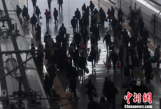 2月9日,福州火车北站旅客登列车返乡。据中国铁路总公司消息,当日,全国铁路预计发送旅客940万人次,增开旅客列车944列。 张斌 摄 中国各地铁路迎来节前春运客流高峰