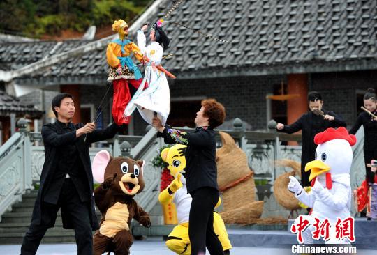 图为来自连城县和上杭县代表队联合表演的客家木偶表演《佳“偶”天成》。 张斌 摄