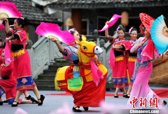 图为乡村春晚上表演的流行于闽西长汀县、有农村生活写照特点和浓厚的乡土气息的民俗舞蹈《踩马灯》。 张斌 摄