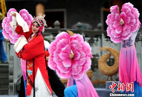 图为乡村春晚上福建的地方戏曲剧种之一的闽西汉剧演唱《南国牡丹》。 张斌 摄