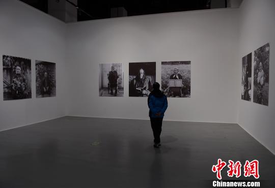 图为精美展品吸引市民驻足。 周毅 摄